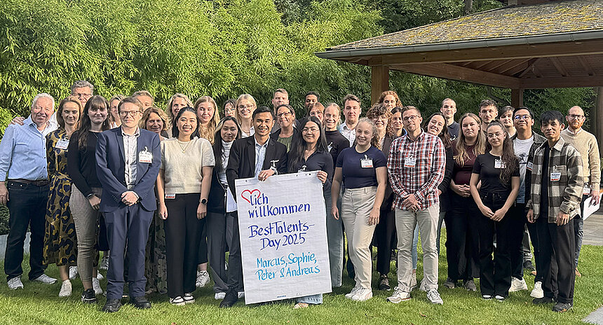Gruppe von Menschen im Freien mit Schild „Herzlich willkommen Best Talents Day 2025“.