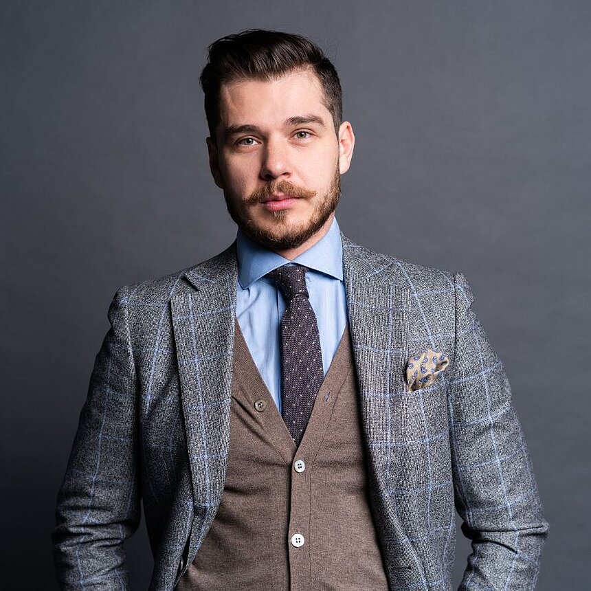 Gastgeber mit Leidenschaft – Ihr Erfolg in der Hotellerie Stilvoll gekleideter Hotelier mit modernem Anzug und selbstbewusstem Blick – Kompetenz und Eleganz in der Hotellerie