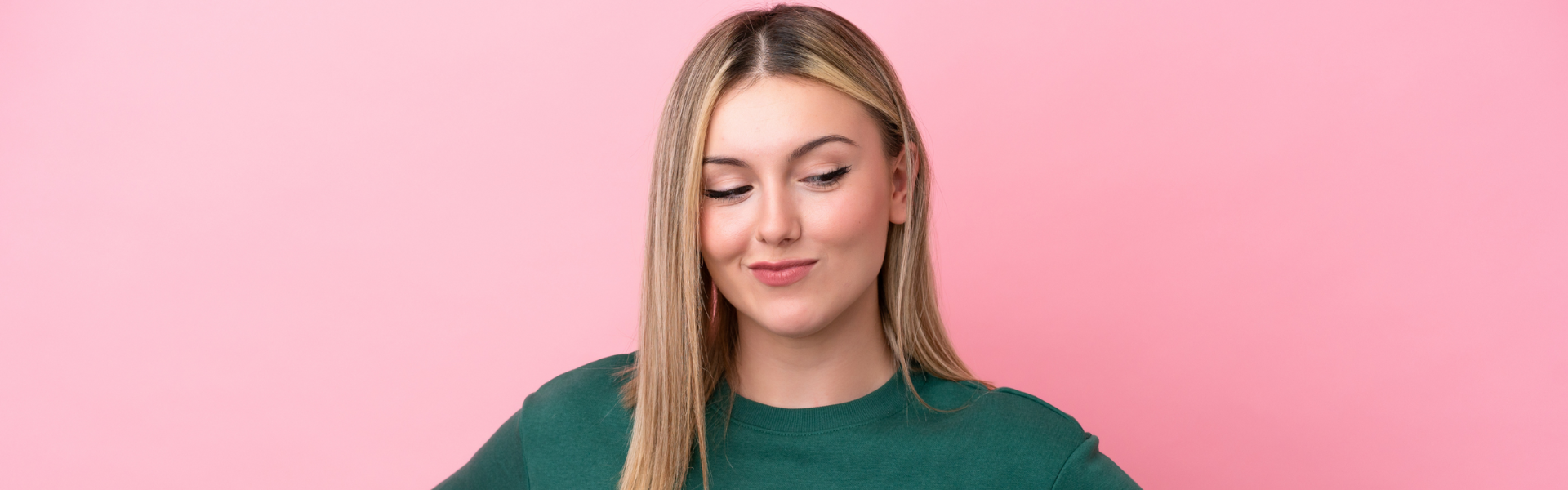 Junge Frau mit nachdenklichem Blick