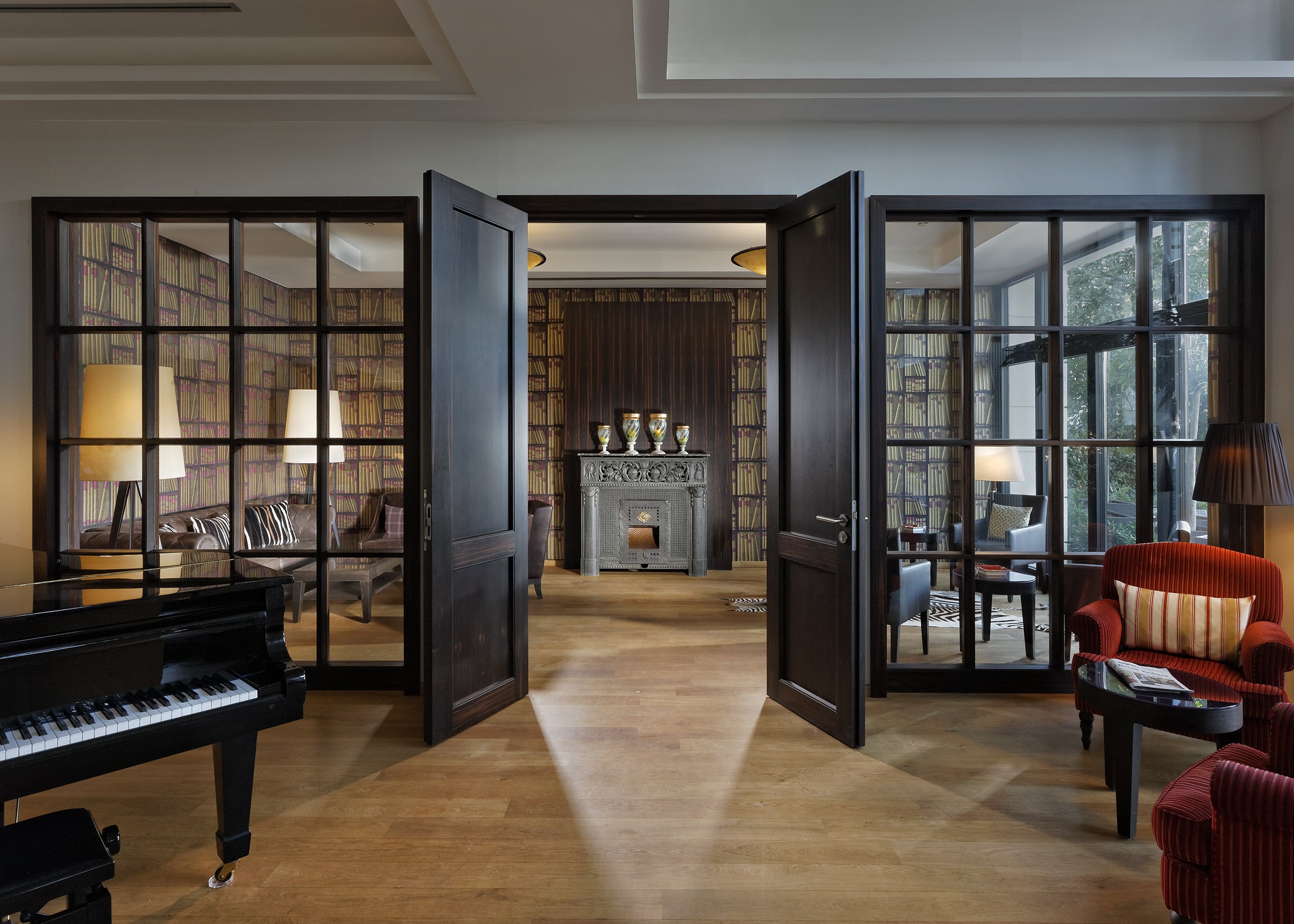 Eleganz und Komfort – Ihr exklusiver Rückzugsort Stilvoll eingerichteter Hotel-Loungebereich mit Kamin, edlen Möbeln und gemütlicher Atmosphäre.