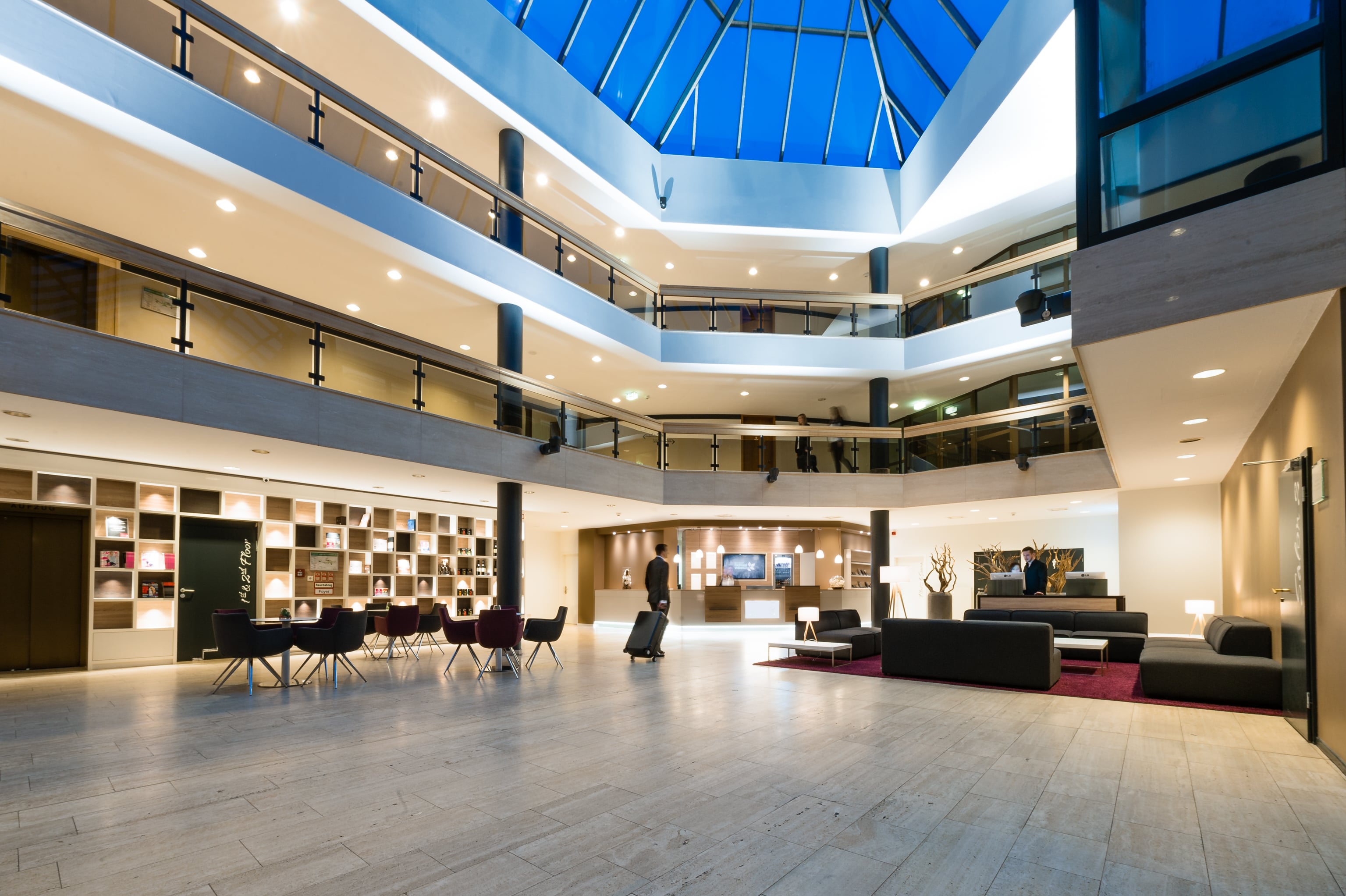 Hotel mit großzügigem Lobby Bereich Modernes Hotel mit großzügiger Lobby, stilvollem Design und Glasdach für eine helle, einladende Atmosphäre