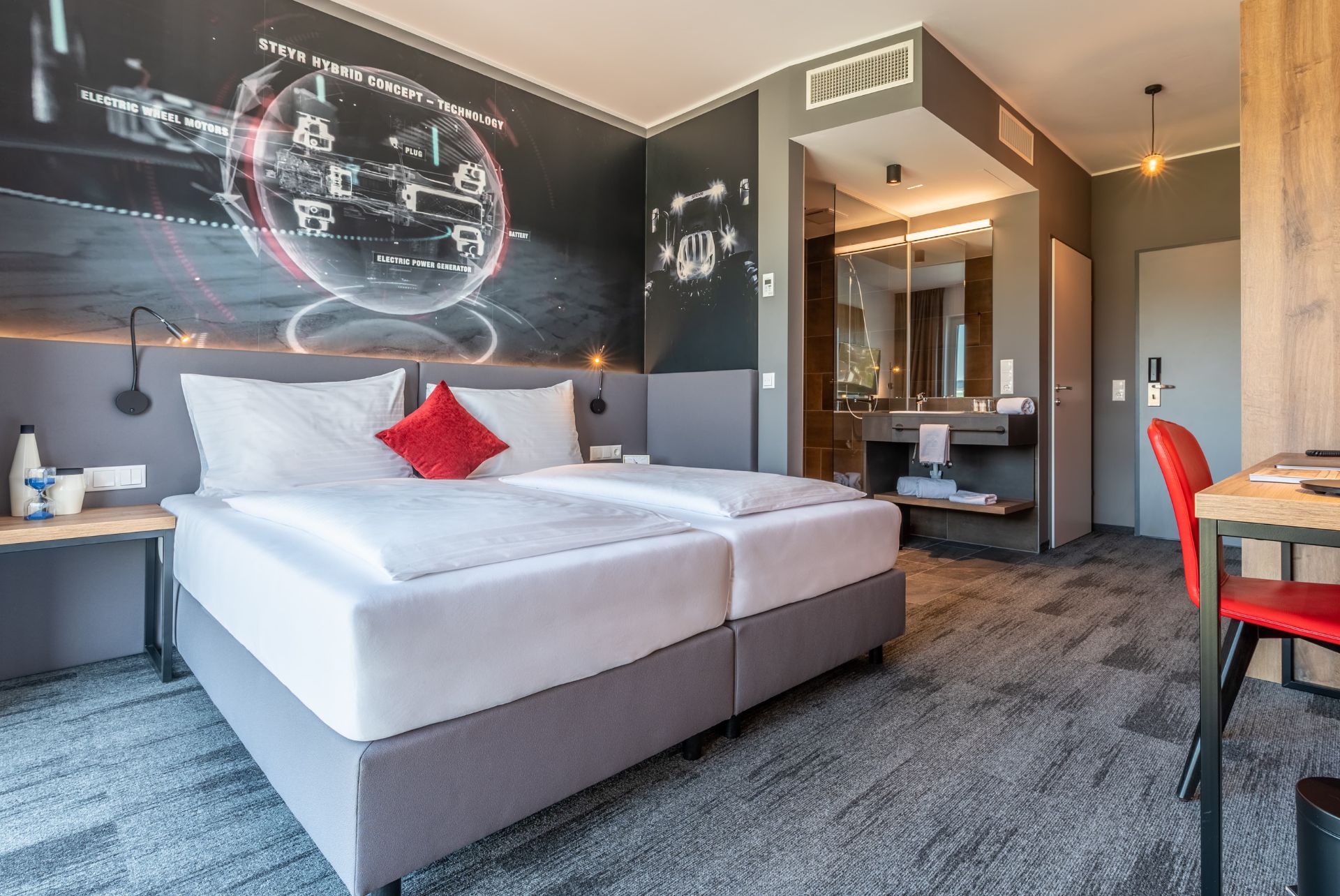 Stilvoll übernachten – Ihr modernes Hotelzimmer Modern eingerichtetes Hotelzimmer mit gemütlichem Doppelbett, kreativem Wanddesign und stilvollen Möbeln.