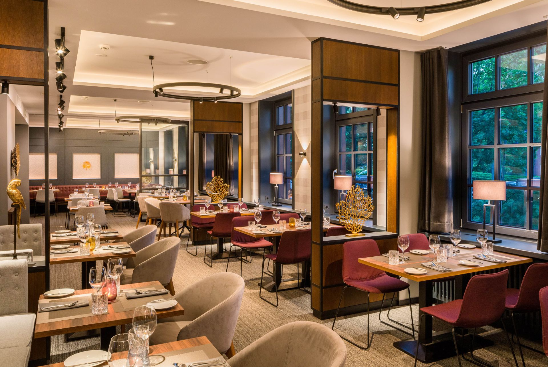 Kulinarischer Genuss in stilvollem Ambiente Elegantes Hotelrestaurant mit stilvoll gedeckten Tischen, warmem Licht und einladender Atmosphäre für Gäste