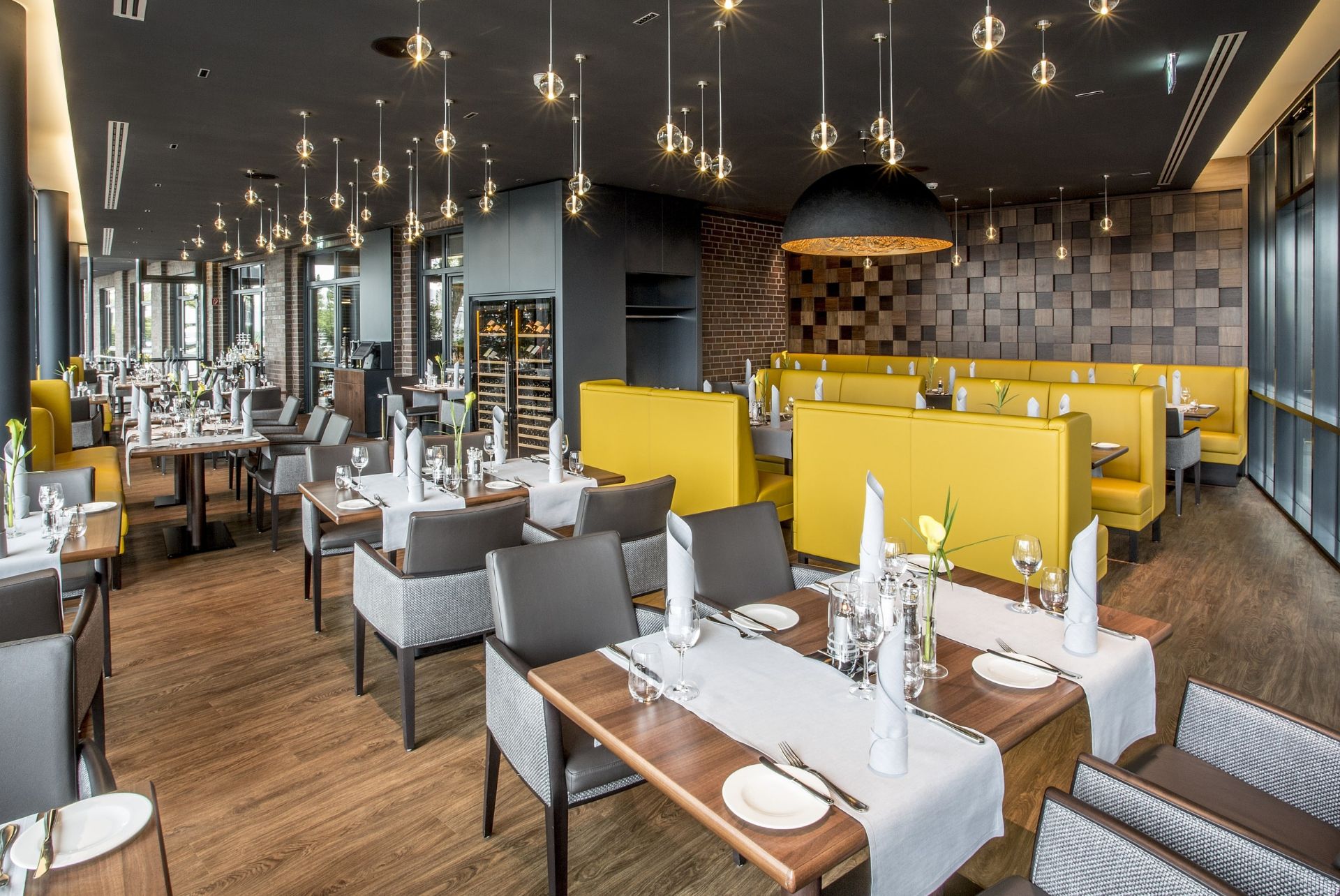Exzellente Kulinarik in stilvollem Ambiente Modernes Hotelrestaurant mit elegant gedeckten Tischen, stilvoller Beleuchtung und einladendem Design
