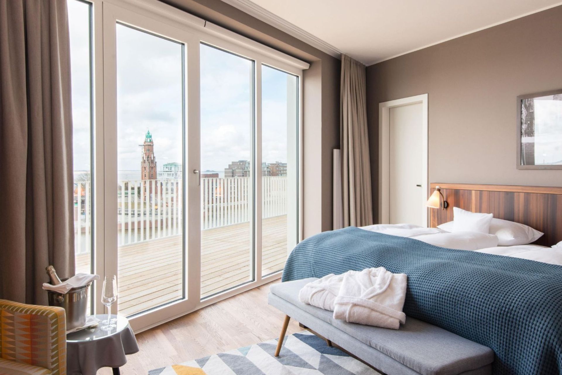 Exklusiver Komfort mit traumhafter Aussicht – BW Signature Collection Helles und stilvolles Hotelzimmer der BW Signature Collection mit modernem Design, gemütlichem Doppelbett und großer Fensterfront mit Blick auf die Stadt.