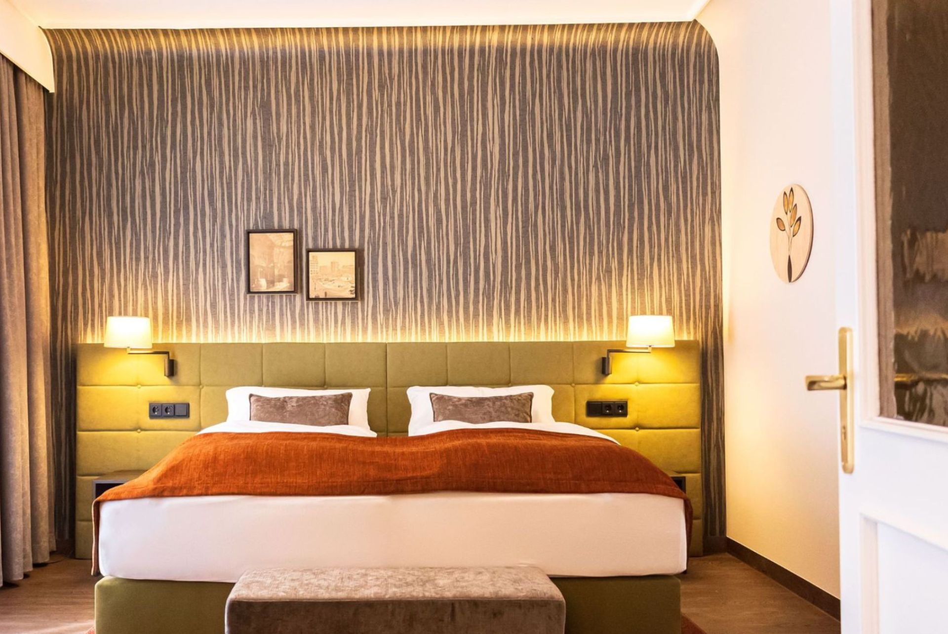 Komfort mit Charakter – Die Sure Hotel Collection Gemütliches Hotelzimmer der Sure Hotel Collection mit stilvollem Design, warmen Farben und modernem Komfort