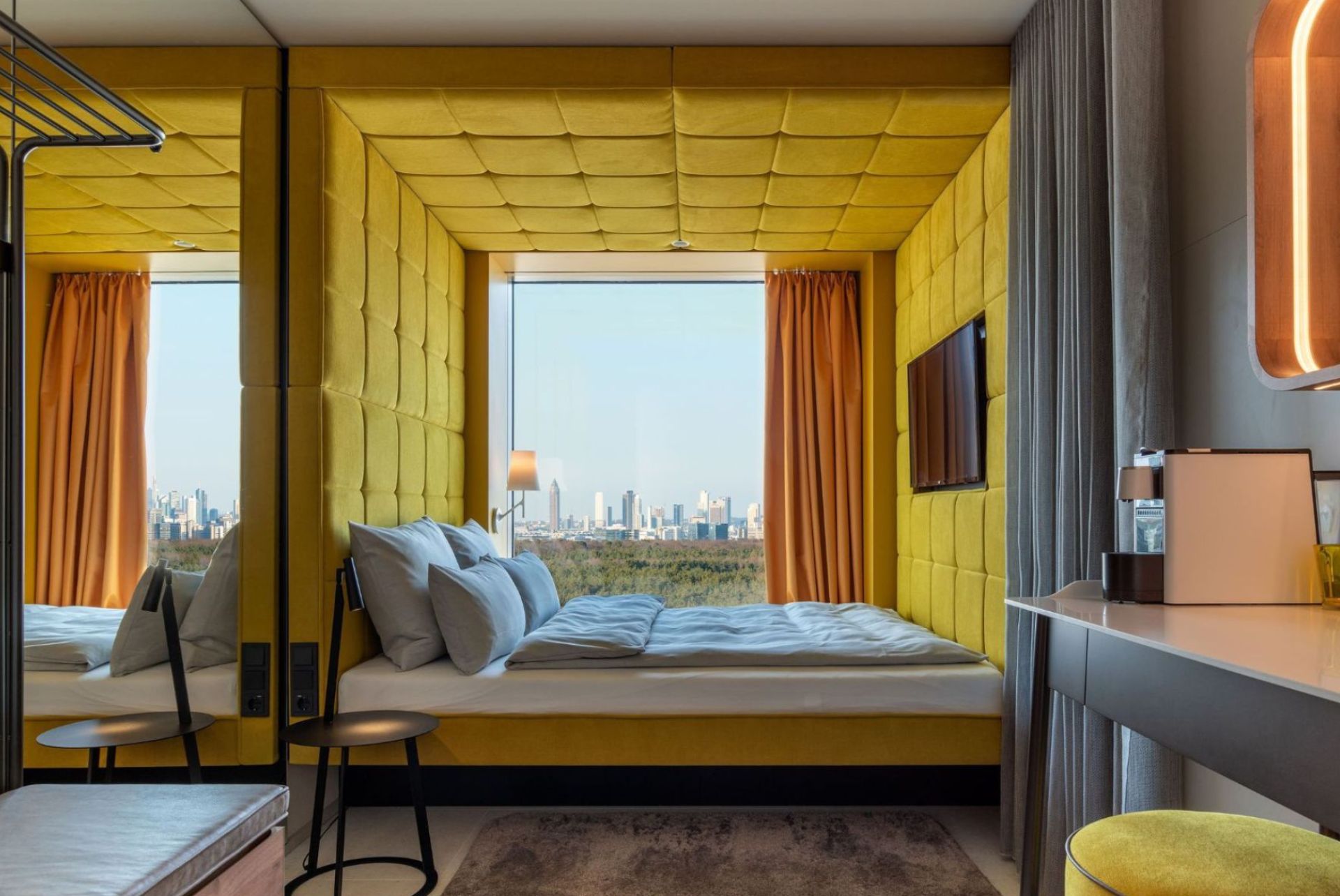 Design trifft Wohlfühlatmosphäre – Worldhotel Crafted Collection Stilvolles und individuell gestaltetes Hotelzimmer der Worldhotel Crafted Collection mit kreativem Design, gemütlicher Fensterlounge und urbanem Flair.