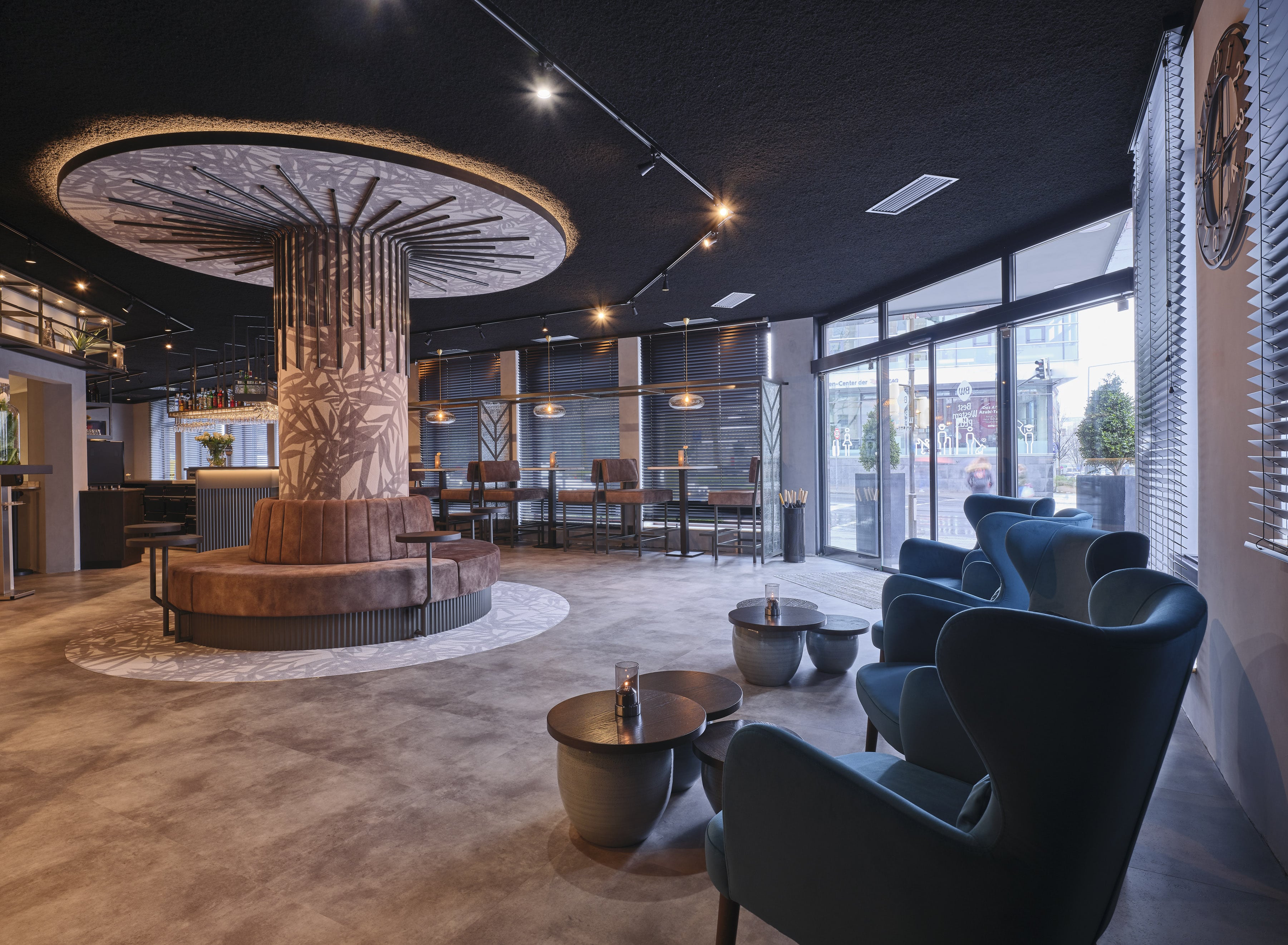 Einzigartiges Ambiente – Design trifft Gemütlichkeit Stilvolle Hotel-Lounge mit außergewöhnlichem Design, warmem Licht und gemütlicher Atmosphäre.